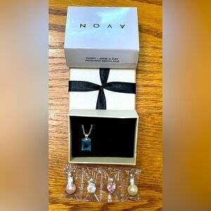 !!NEW!! Avon Daisy-Jane 5 Day Pendant Necklace Set